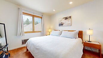 Lakeview Villas #24 3 Bedroom Condo by RedAwning