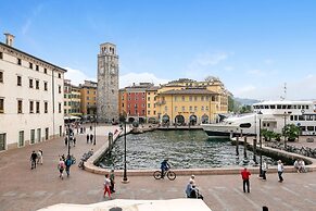 Lake View Historical Center Apartment
