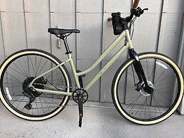 Modern Elegance on Linden Walk/bike Everywhere!