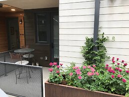 Modern Elegance on Linden Walk/bike Everywhere!