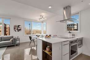 Modern Elegance on Linden Walk/bike Everywhere!