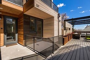 Modern Elegance on Linden Walk/bike Everywhere!