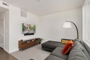 Modern Elegance on Linden Walk/bike Everywhere!