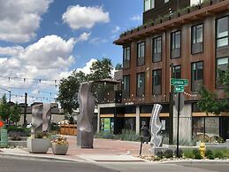 Modern Elegance on Linden Walk/bike Everywhere!