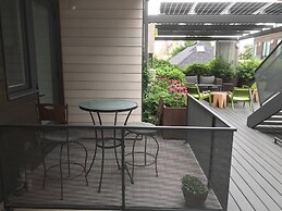 Modern Elegance on Linden Walk/bike Everywhere!