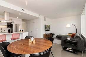 Modern Elegance on Linden Walk/bike Everywhere!