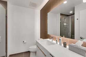 Modern Elegance on Linden Walk/bike Everywhere!