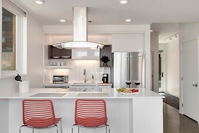 Modern Elegance on Linden Walk/bike Everywhere!