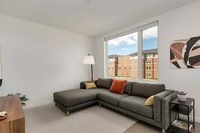 Modern Elegance on Linden Walk/bike Everywhere!