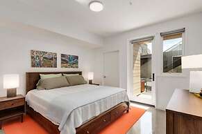 Modern Elegance on Linden Walk/bike Everywhere!