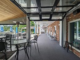 Riverboat Inn and Suites