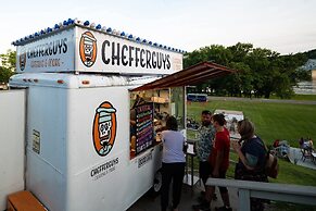 Riverboat Inn and Suites