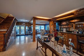 Riverboat Inn and Suites