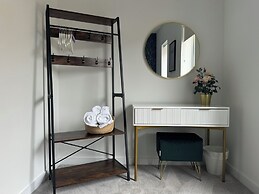 Apricot House- Cozy 2 Bedroom House in Birmingham