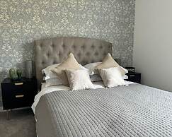 Apricot House- Cozy 2 Bedroom House in Birmingham