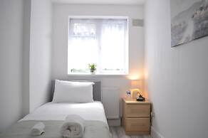 5 Bed Family Home Greater London, Free Parking