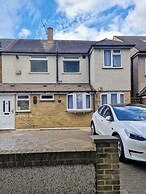 5 Bed Family Home Greater London, Free Parking