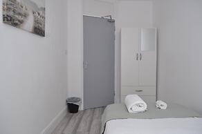 5 Bed Family Home Greater London, Free Parking