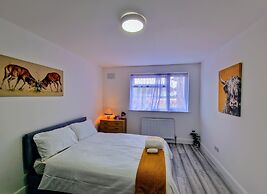 5 Bed Family Home Greater London, Free Parking