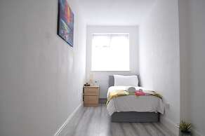 5 Bed Family Home Greater London, Free Parking