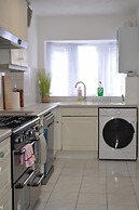 5 Bed Family Home Greater London, Free Parking