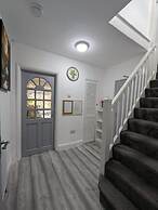 5 Bed Family Home Greater London, Free Parking