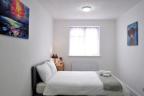 5 Bed Family Home Greater London, Free Parking