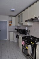 5 Bed Family Home Greater London, Free Parking