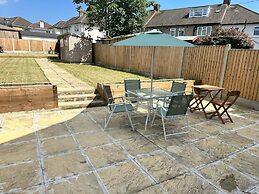 5 Bed Family Home Greater London, Free Parking