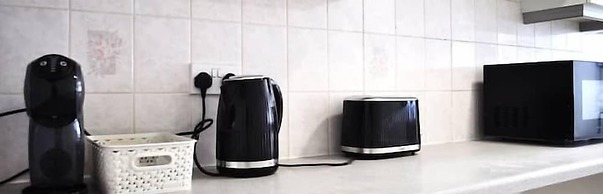 5 Bed Family Home Greater London, Free Parking