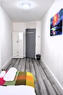 5 Bed Family Home Greater London, Free Parking