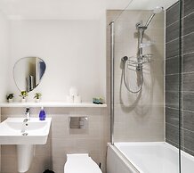 Woolhampton Drive House By REDWOOD STAYS