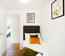 Woolhampton Drive House By REDWOOD STAYS