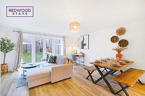 Woolhampton Drive House By REDWOOD STAYS