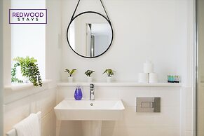 Woolhampton Drive House By REDWOOD STAYS