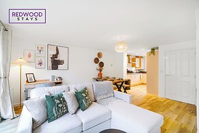 Woolhampton Drive House By REDWOOD STAYS