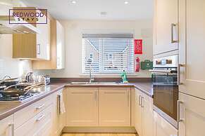 Woolhampton Drive House By REDWOOD STAYS