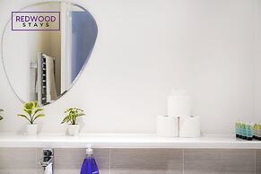 Woolhampton Drive House By REDWOOD STAYS
