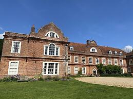 Kingston Road House By REDWOOD STAYS