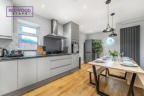 Kingston Road House By REDWOOD STAYS