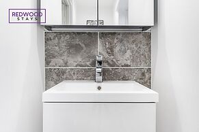 Kingston Road House By REDWOOD STAYS