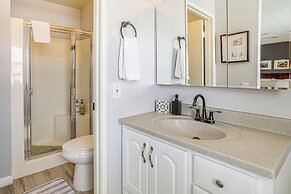 Pool Access & Mtn Views: Palm Springs Retreat!