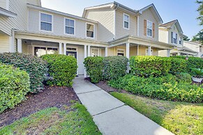 1 Mi to Old Town: Cheerful Bluffton Townhome!