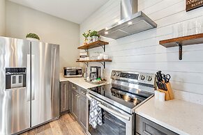 1 Mi to Old Town: Cheerful Bluffton Townhome!