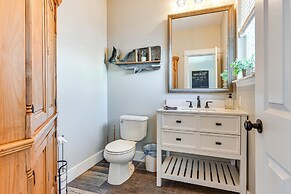 1 Mi to Old Town: Cheerful Bluffton Townhome!