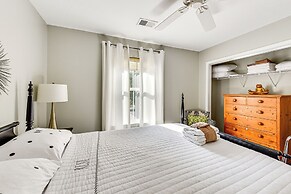 1 Mi to Old Town: Cheerful Bluffton Townhome!