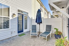 1 Mi to Old Town: Cheerful Bluffton Townhome!
