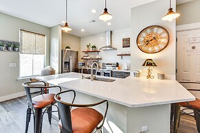 1 Mi to Old Town: Cheerful Bluffton Townhome!