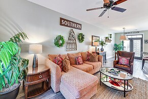 1 Mi to Old Town: Cheerful Bluffton Townhome!