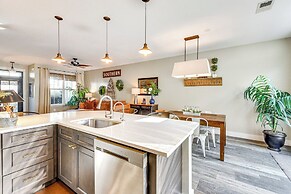 1 Mi to Old Town: Cheerful Bluffton Townhome!